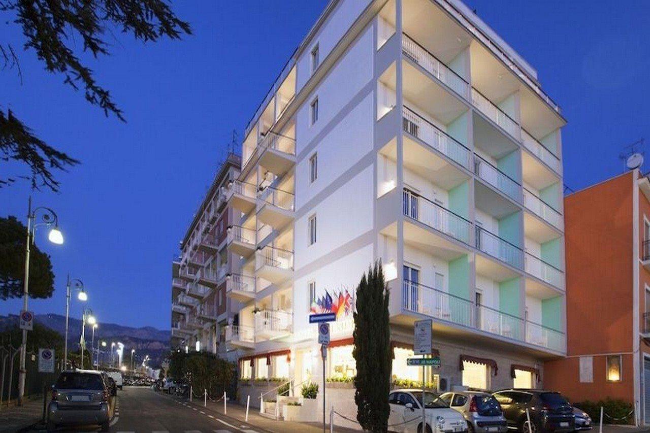 Hotel La Meridiana Sorrento Exteriör bild